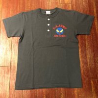 DelBombers&co.(デルボマーズ＆コー)　ヘンリーネックプリントTシャツ　DPTー１