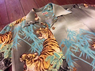サンサーフ　ハワイアンシャツ　「PROWLING TIGER」