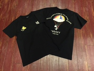 テーラー東洋×ピーナッツ 刺繍Tシャツ　「PARACHUTING SNOOPY」 TT77007